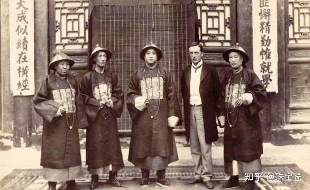 朝珠也分“男左女右”?清朝人早玩转