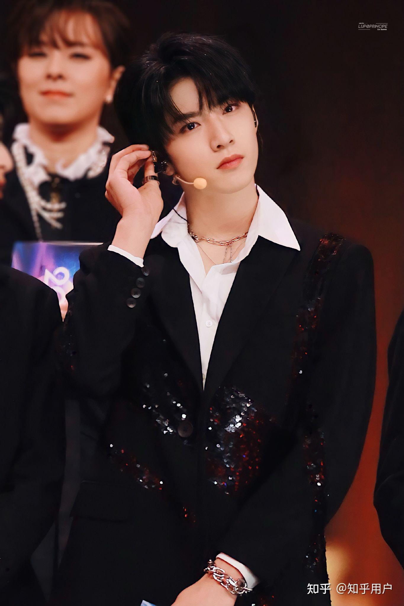 有没有人给我强烈安利一下tnt刘耀文啊啊啊啊希望越详细越好求放图越