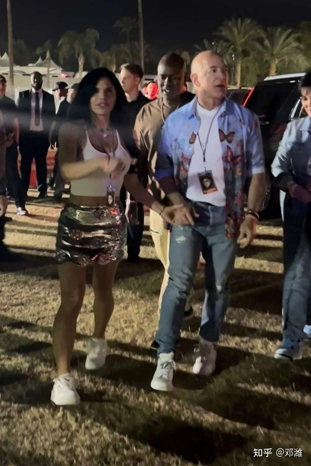 贝佐斯过60岁生日容光焕发,桑切斯戴30克拉钻戒抢镜!