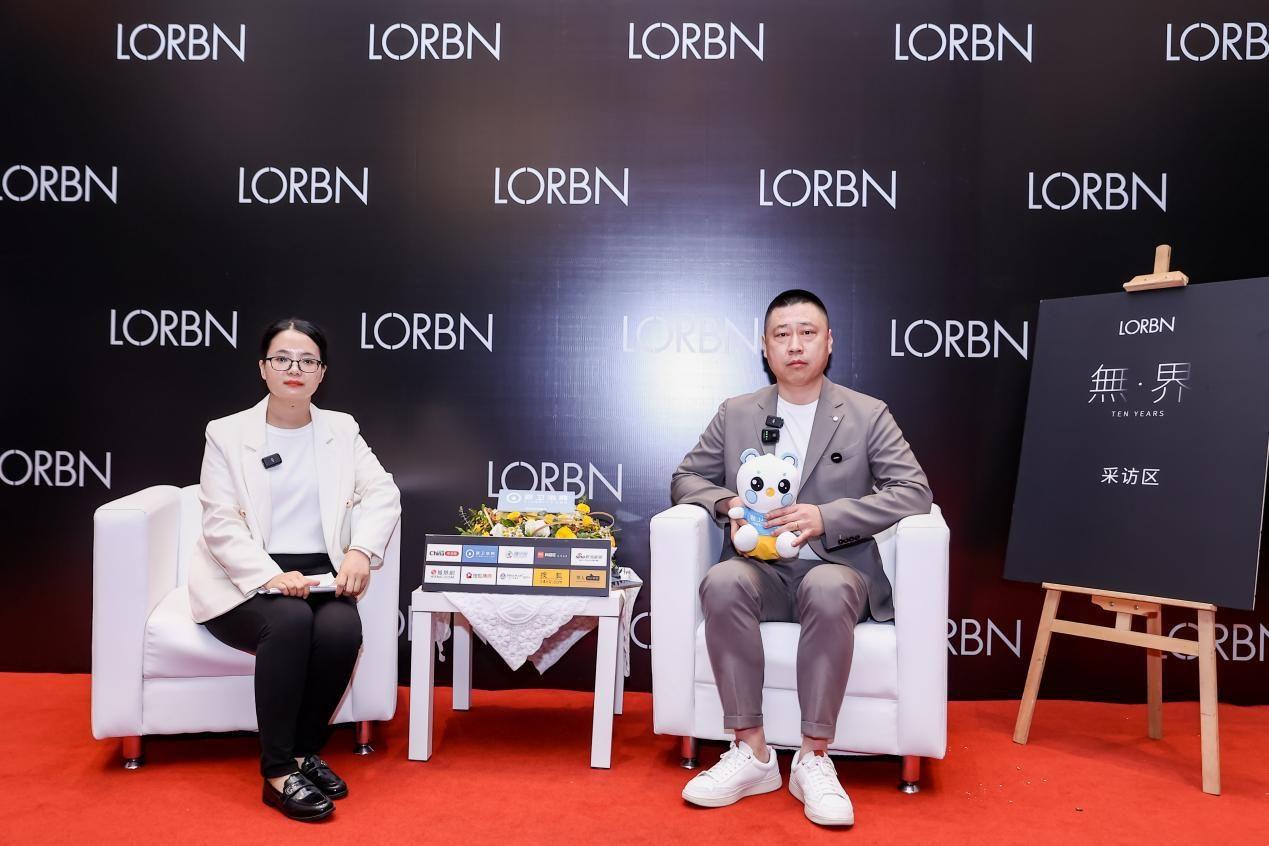 其中,lorbn劳宾优秀经销商代表:青岛李大新先生,张家港周云云女士