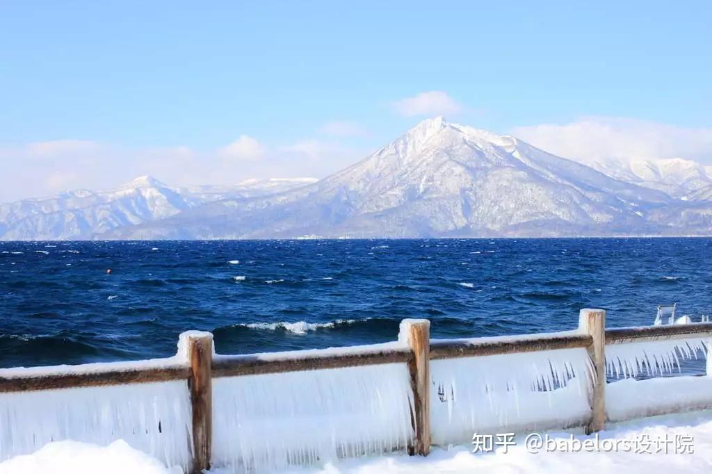 近處是摩周湖藍色的湖水,遠方是白色的雪山.