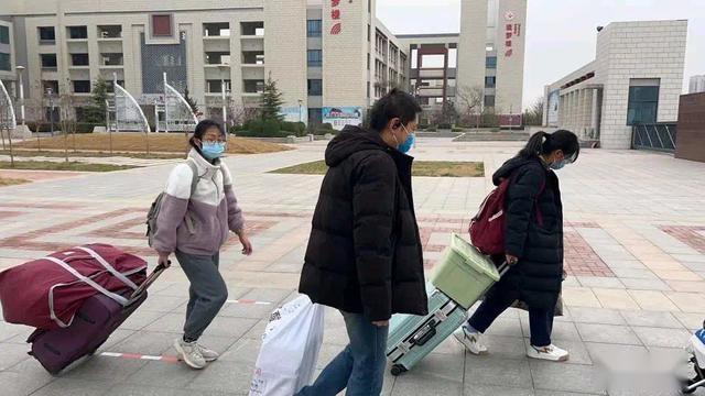 一大早聊城一中一批离校的孩子刚走出宿舍门,就看到了李荣军校长,李