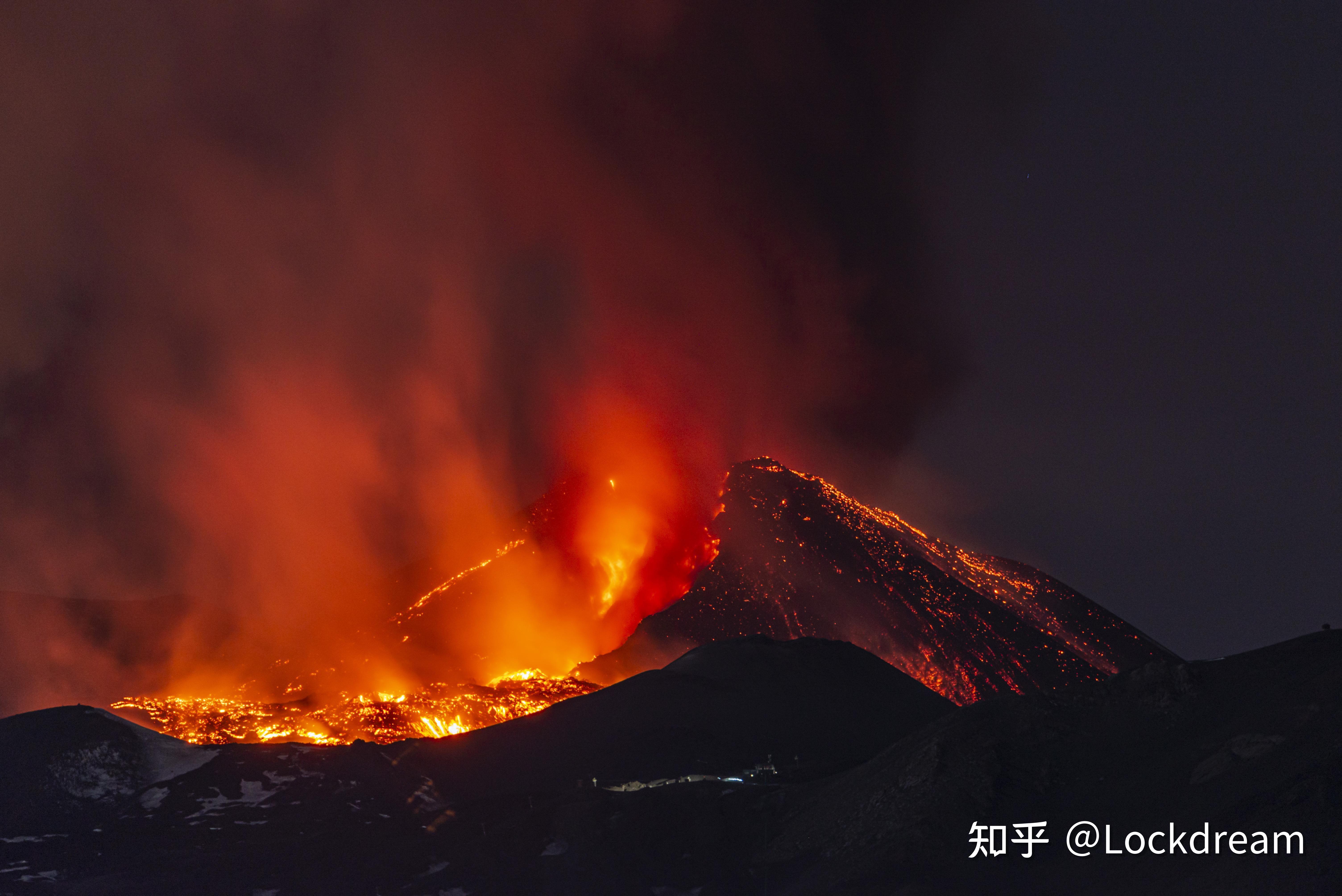 意大利火山喷发烟柱高达10千米