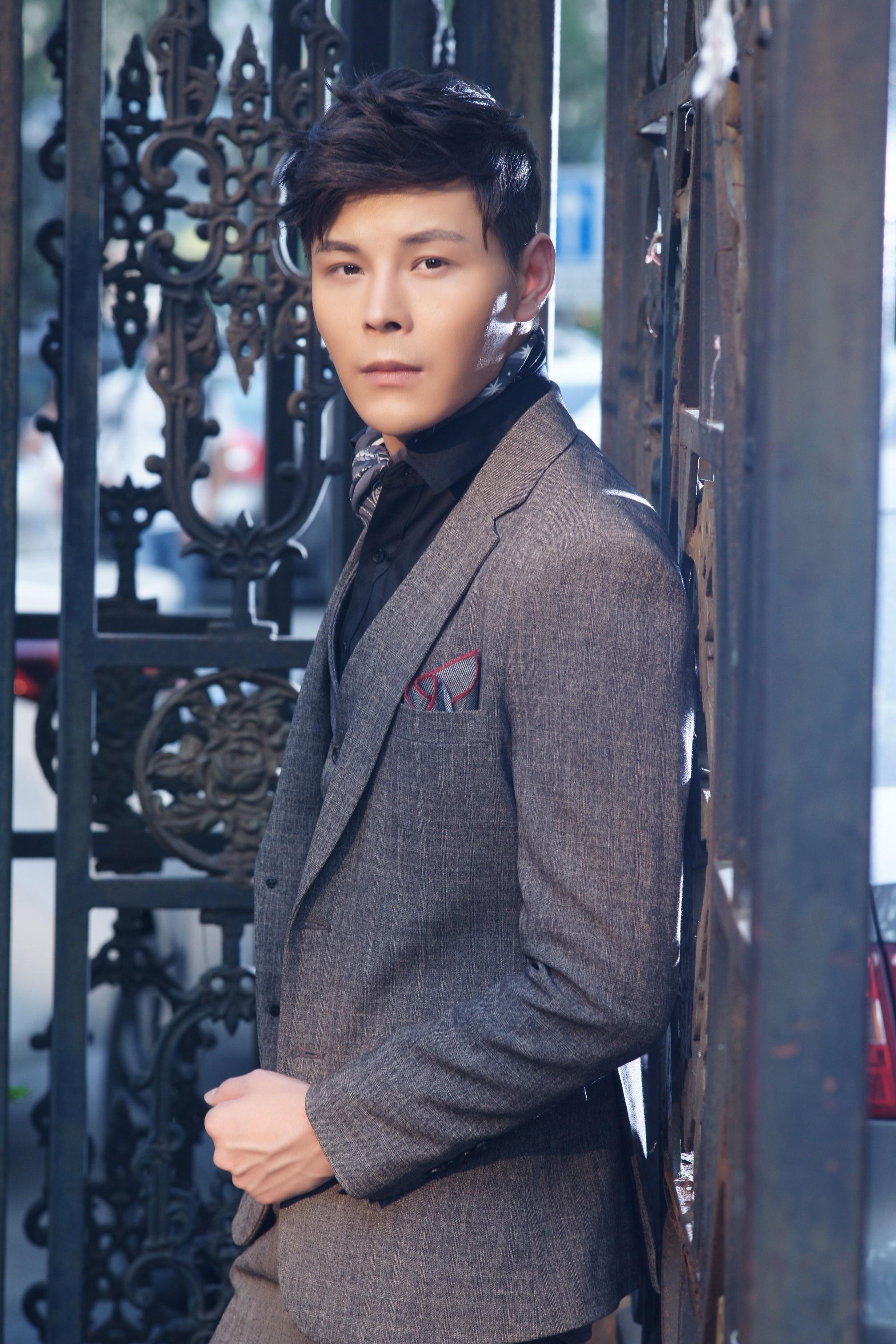 王信然最新写真曝光英伦贵公子范儿十足