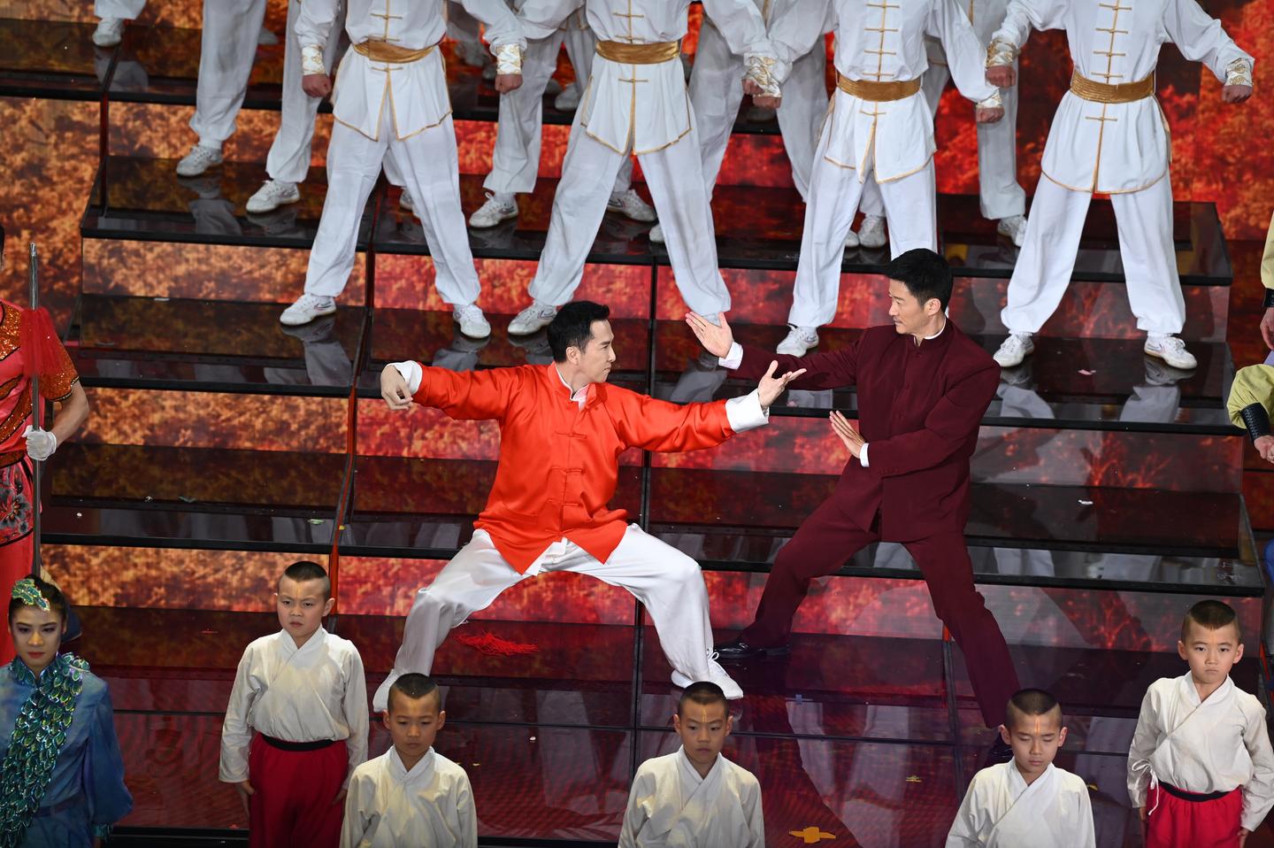 甄子丹吴京春晚同台 时隔16年上演经典对决