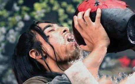 虽然《水浒传》中,到处都可以见到水泊梁山好汉们的豪饮场面,但也并不