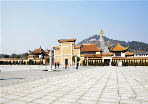 寺内正殿供养一万两千多尊大佛,千手千眼观世菩萨高耸后殿,颇具观赏