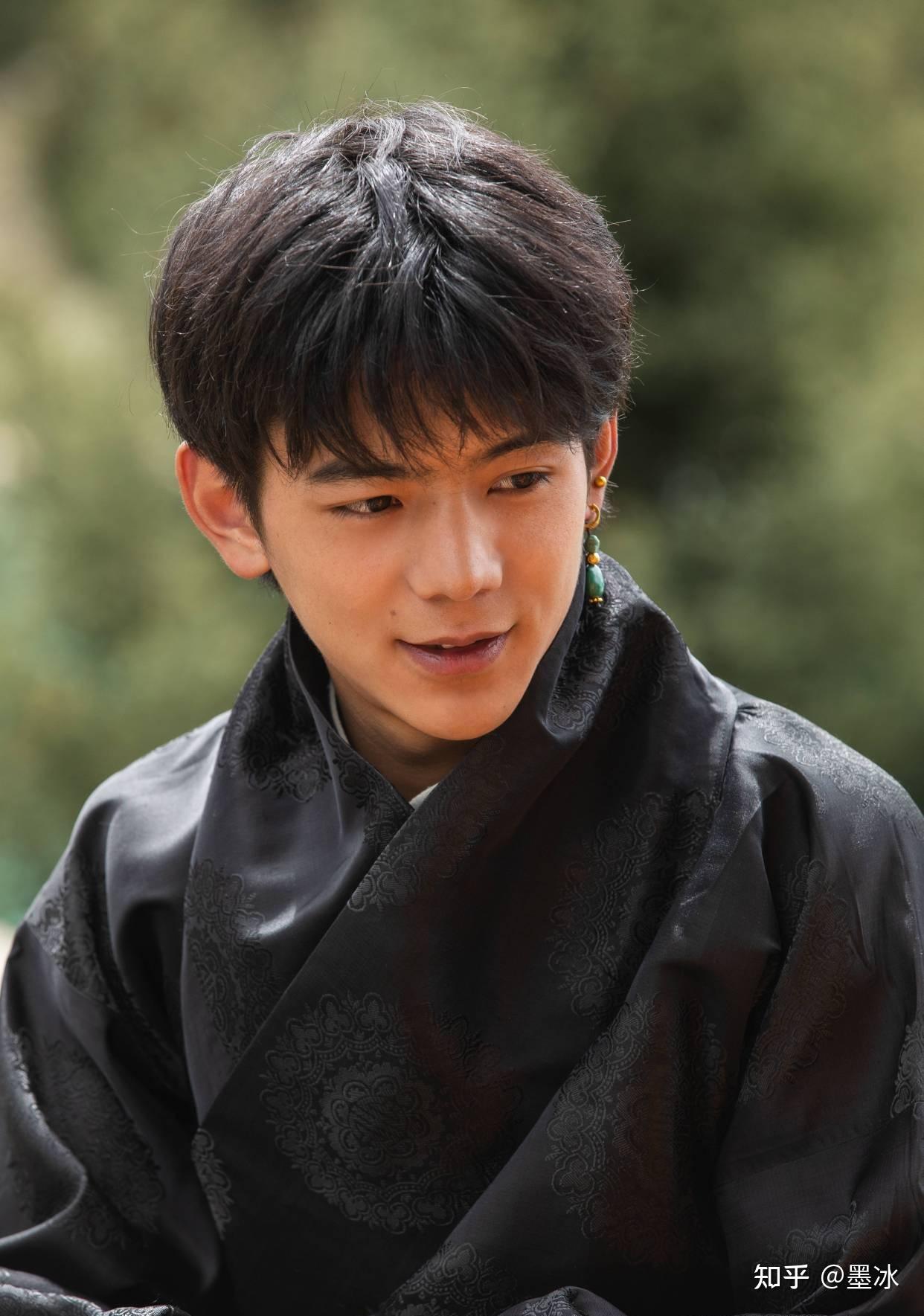 丁真的每一张照片表情均不一样,这一张展现的是自