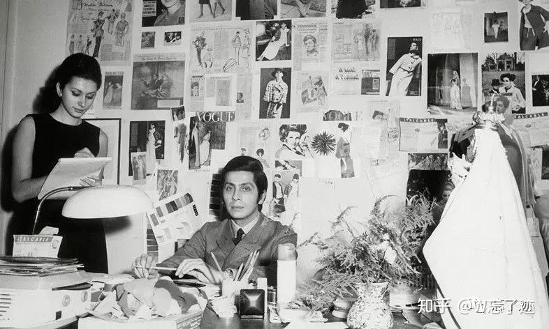 t台秀深文华伦天奴2018年定制秀怎么这么杂乱无章梦幻