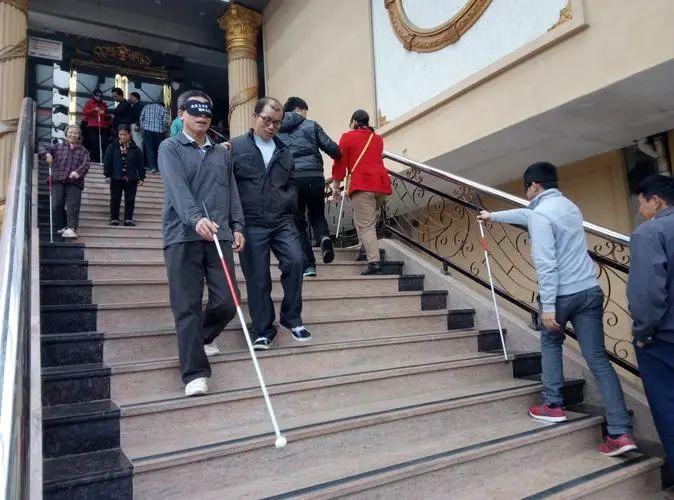 为什么盲人经常戴墨镜