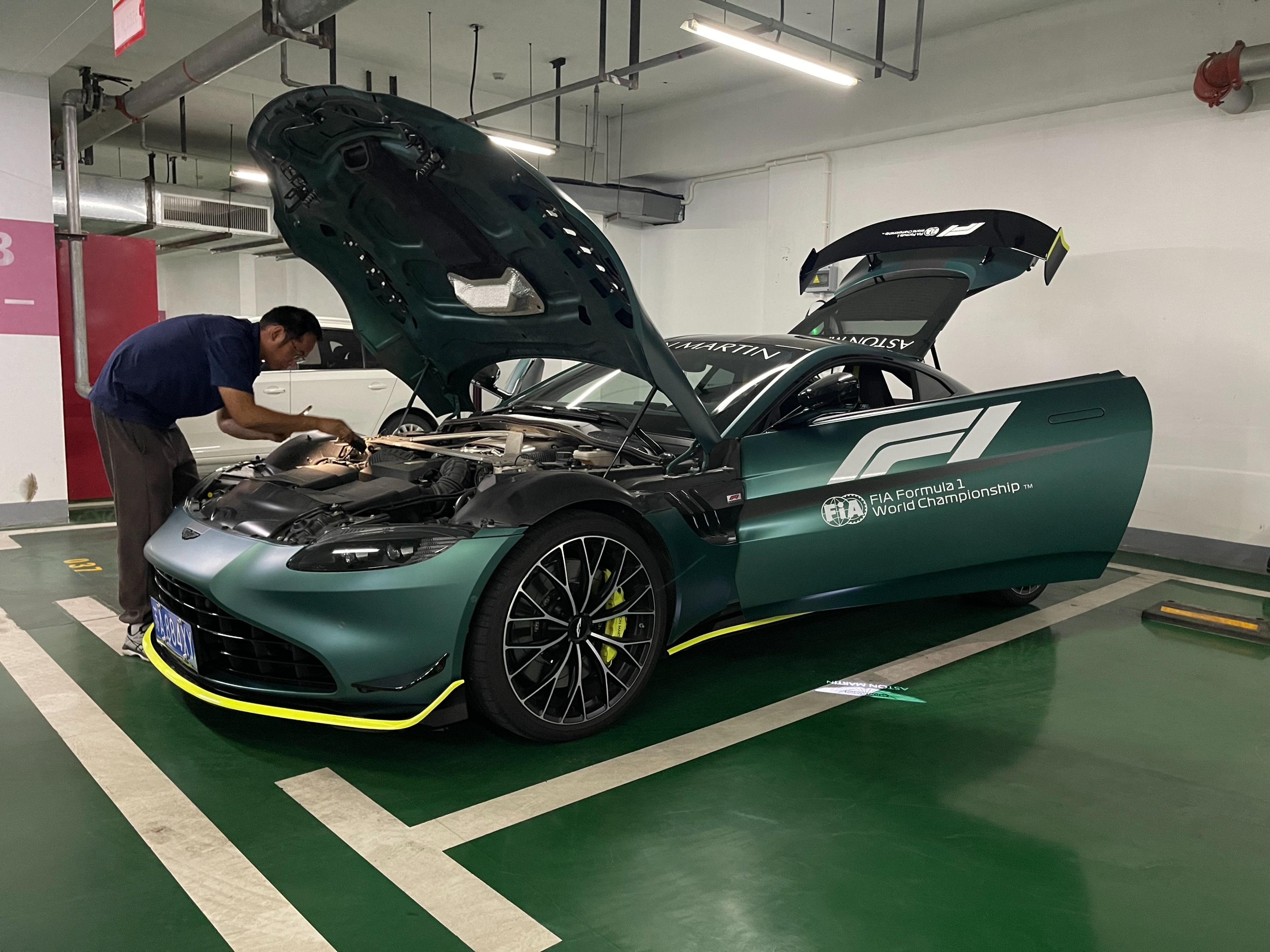 180万出头拿下一台f1安全车阿斯顿马丁出品比911拉风