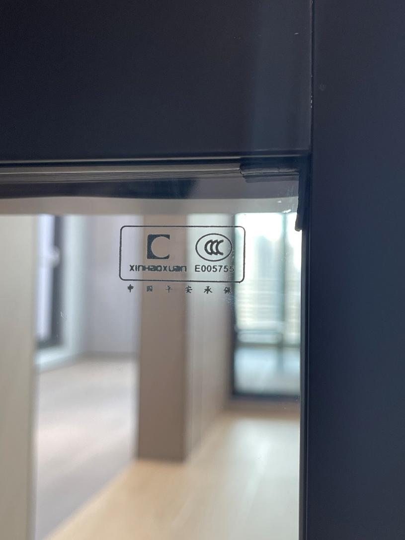 我在新豪轩看到过,查了一下,说是汽车级的钢化玻璃才有黑色3c认证