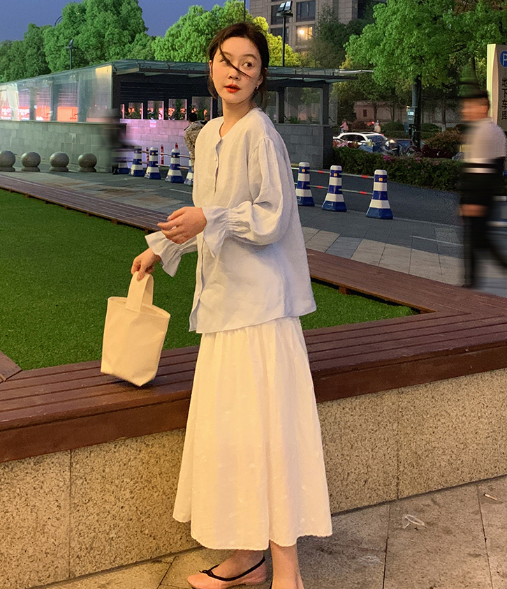 白色半身裙应该搭配什么上衣