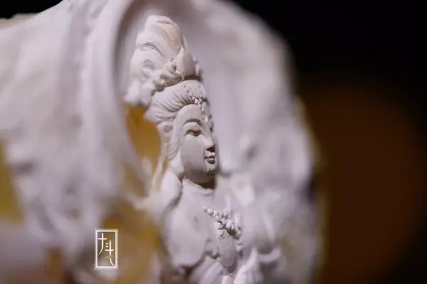 金绞瓷白蜜蜡雕观音 于黑暗处 得见一次照应 知乎