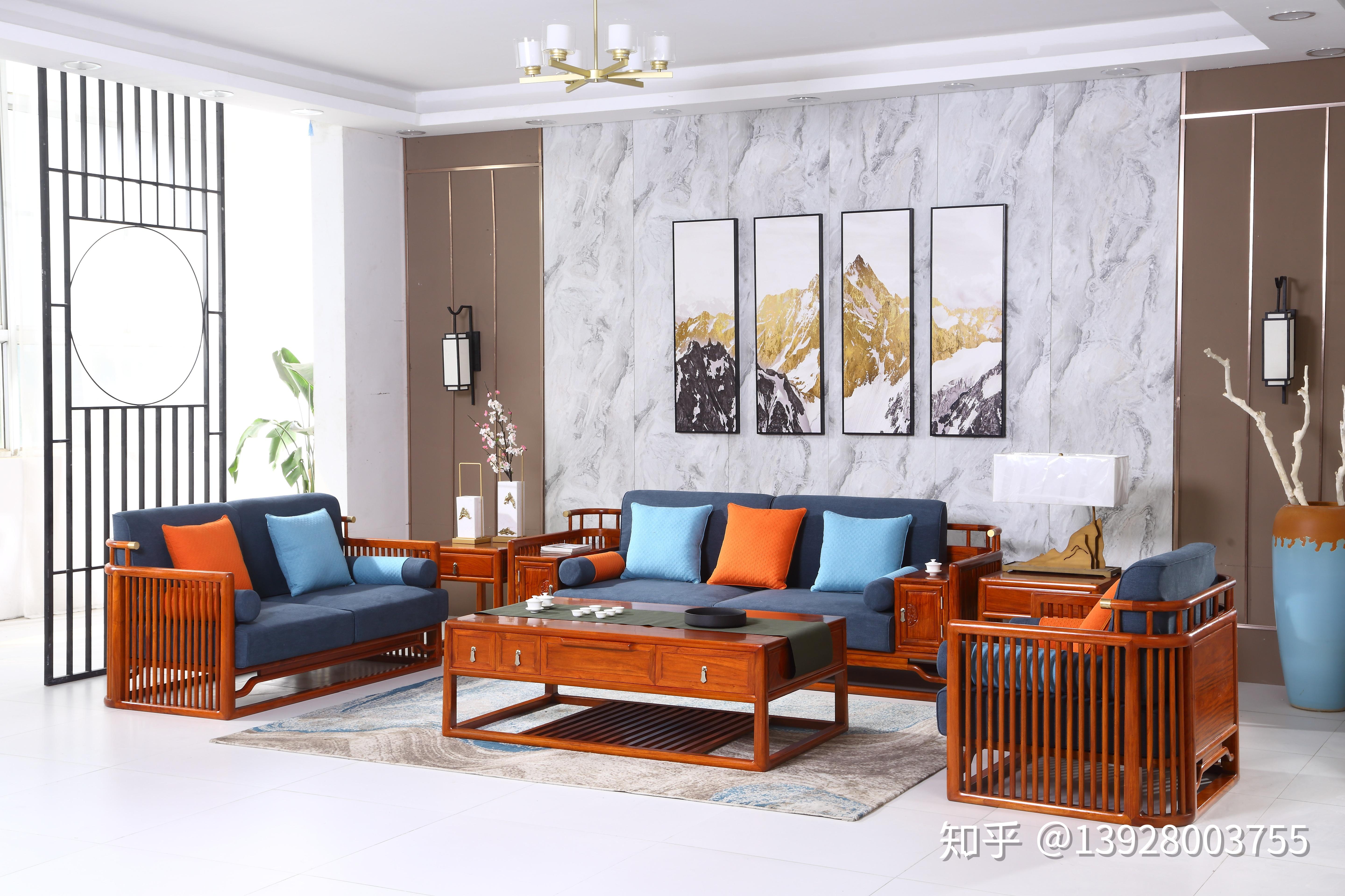 新中式布艺沙发的特点是什么如何在家居空间中运用