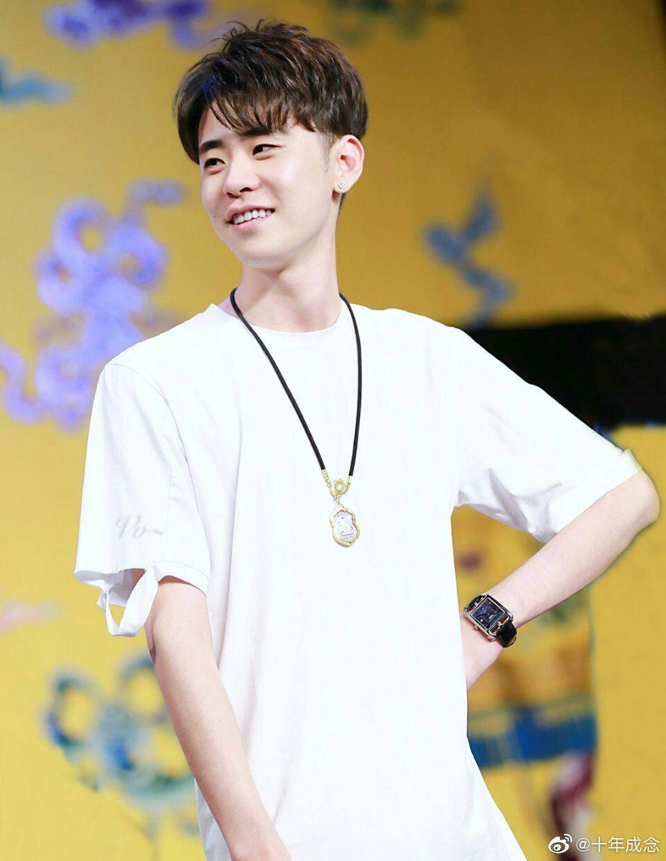 这是一个求图问题请问有张云雷白t恤的照片嘛这个系列的