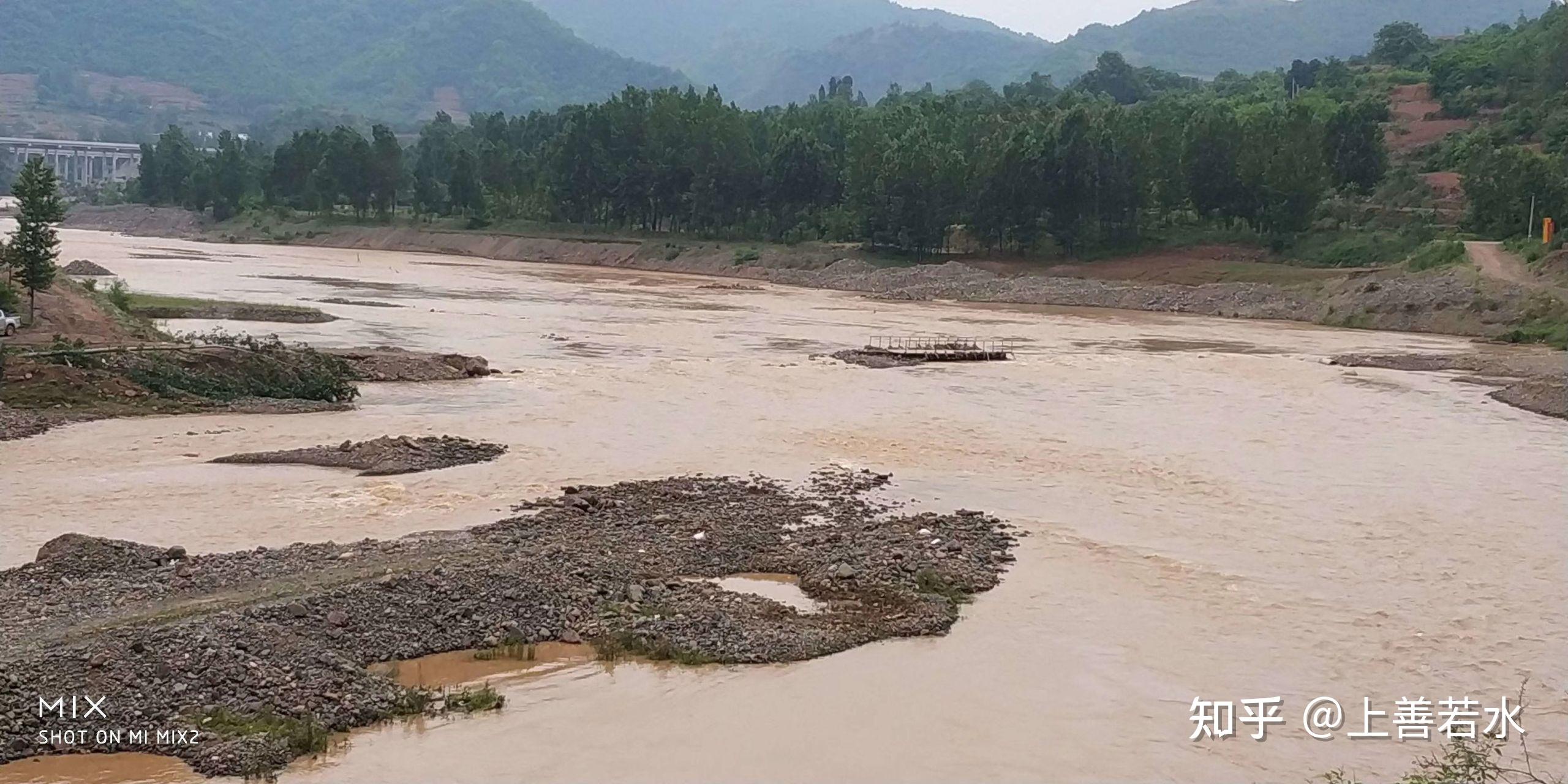5月15日,一场暴雨,山洪冲刷汝河,路断桥塔,16日上午接到小学校长电话