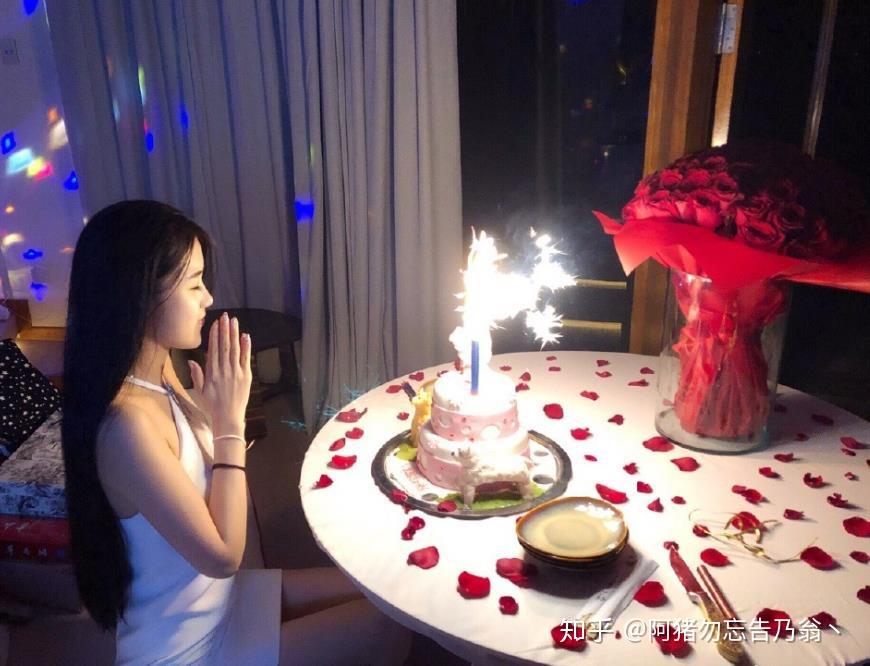 这个妹子就是虎牙王者荣耀主播喵九,虽然是游戏主播,但喵九的颜值力压