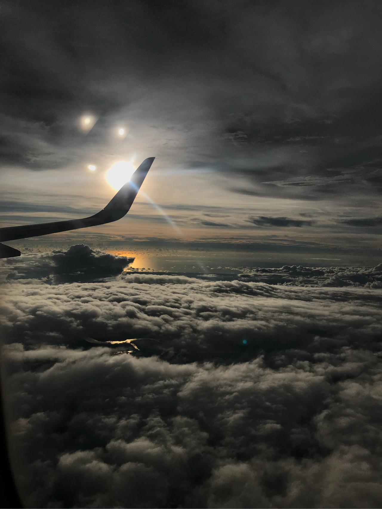 在飞机上看日出日落是一种什么体验?