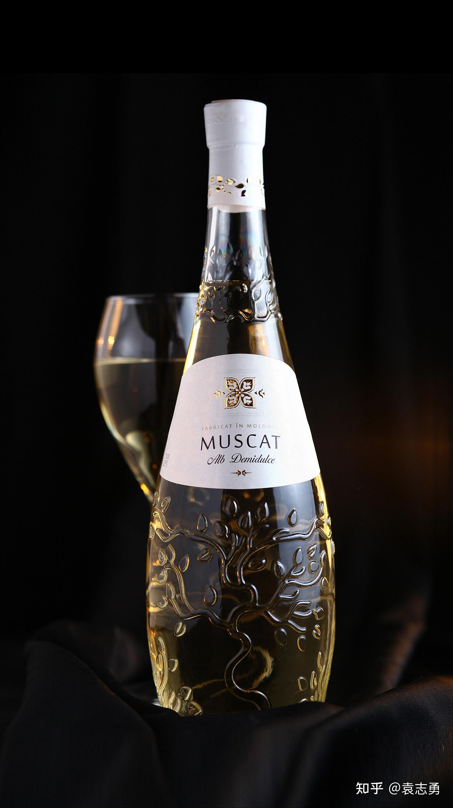 这样的高端大气水果味果酒包装设计体现女性的高贵