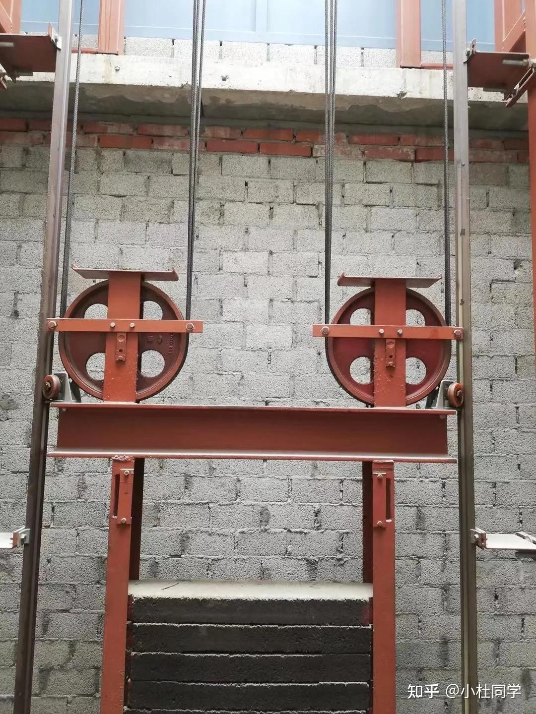 实拍有对重的液压电梯