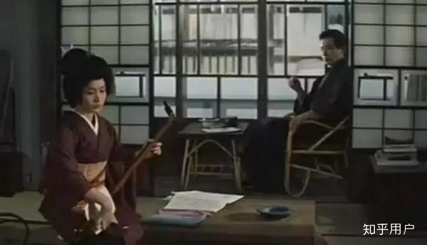 《雪国》中,驹子与叶子的关系是怎样的?驹子对叶子的在意源于什么?