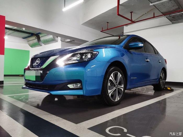 led大灯的轮廓从侧面可以看到明显的分叉,蓝色点缀让轩逸纯电的大眼更