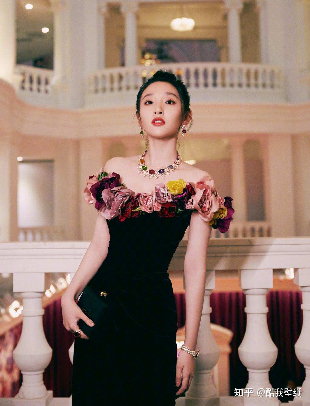 作品方面,今年唐艺昕参演了《买定离手我爱你》,《乔家的儿女》以及