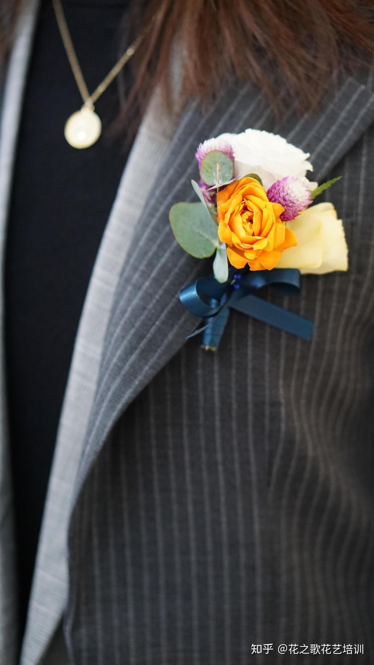 胸花佩戴的位置