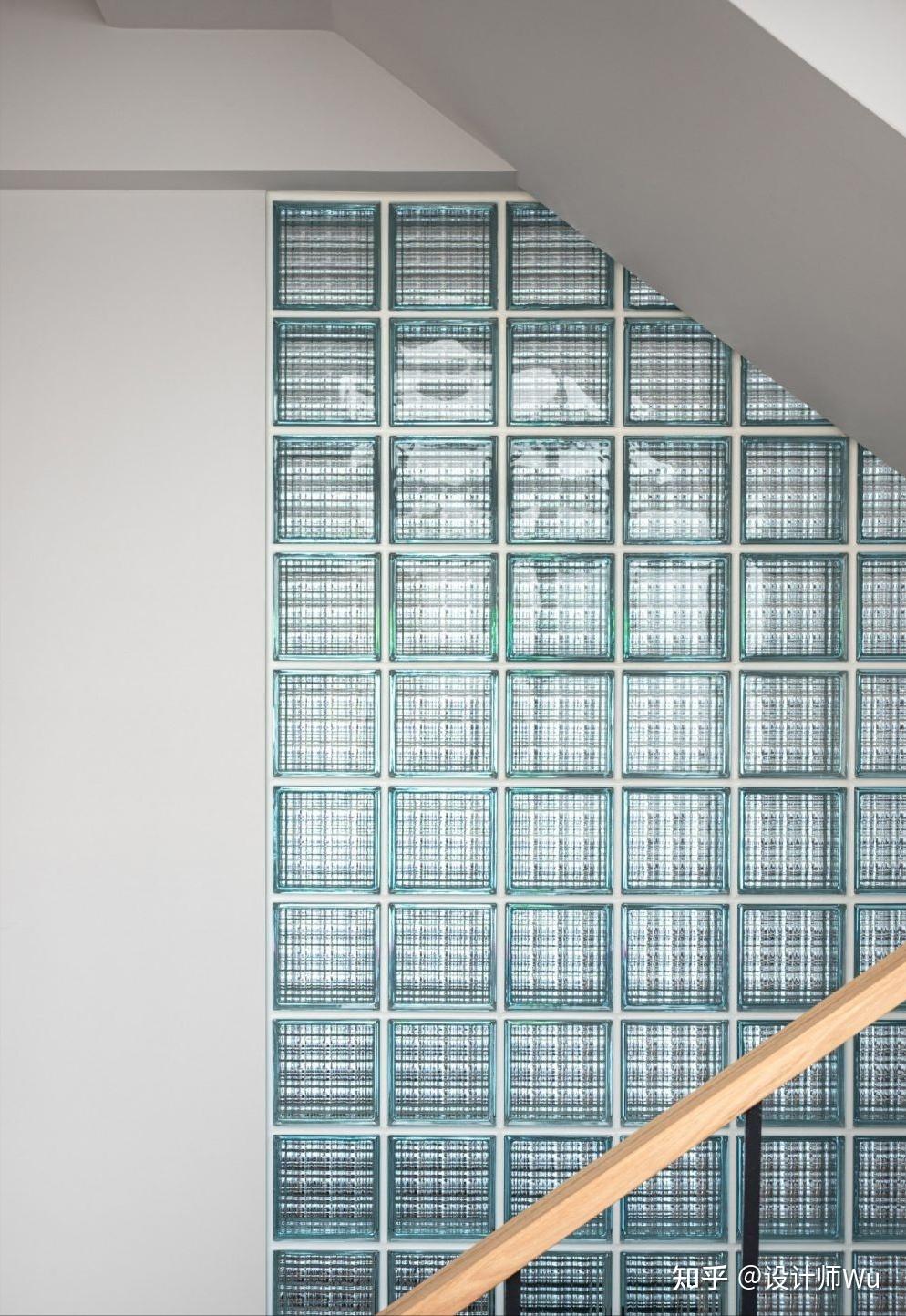 2材质混搭,擦出创新火花除了栉比鳞次的玻璃砖墙外,加入异材质进行