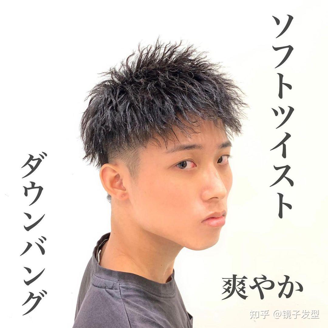 男士遮额发型一般会把刘海区适当的留长,对于额头起到一定的遮盖作用