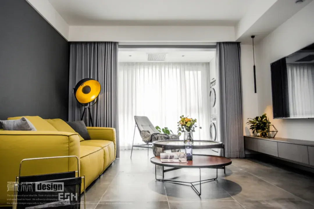 沙发背景墙为灰色乳胶漆,体现沉静思绪,明亮黄的大体块沙发平衡全屋