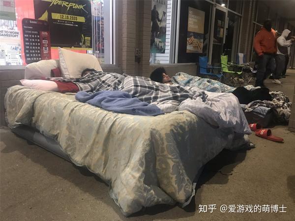 为了抢到ps5 英国玩家把床搬到了实体店门口 一边睡觉一边排队 知乎