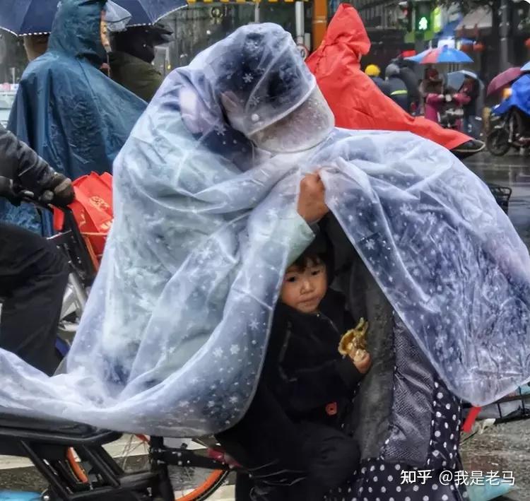 “不到7点不让进?”学生淋雨等学校开门,教育局的回应很可笑 - 知乎