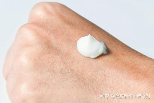 涂抹优美诺凝胶很多人发现自己手上长扁平疣以后,就很担心要进行手术