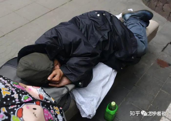 深圳104岁流浪汉睡通道:流浪了一个世纪,从4岁起便无家可归