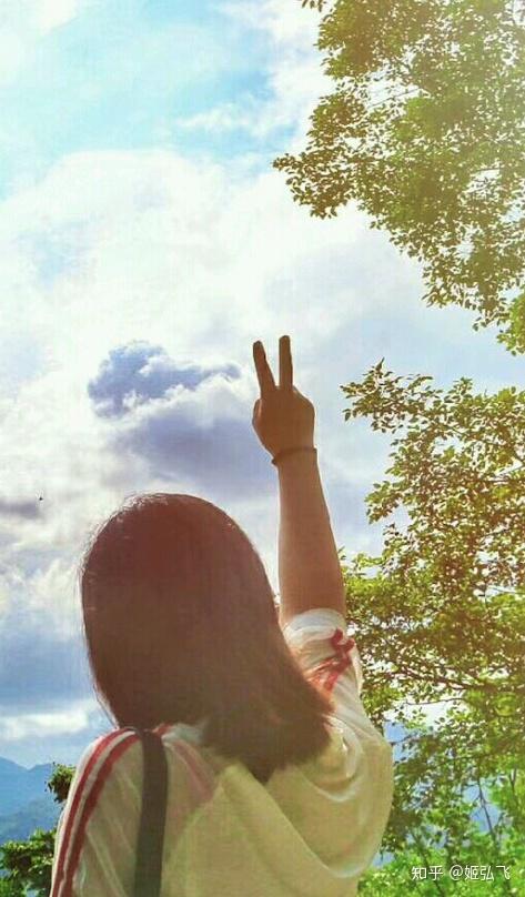 这次我们以剪刀手为中心竖直裁剪一下看看效果:首先,这张照片的天空和