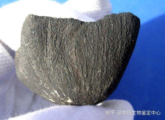 陨石多样的熔壳特征附图