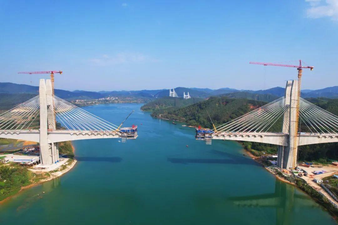 邕江之上筑长龙