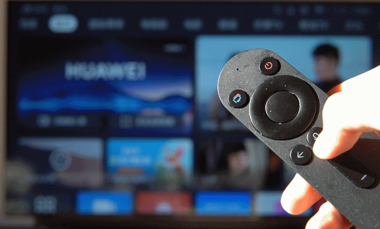 提到语音操作,首先来看遥控器,相比传统带有数字按键的遥控器来讲华为