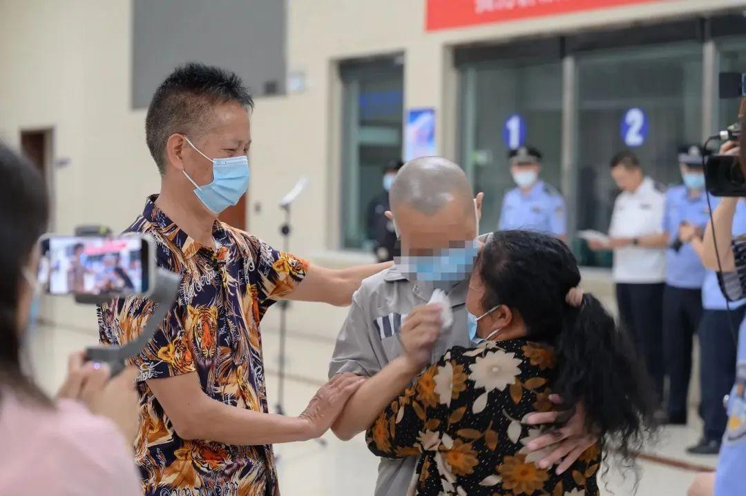监狱里,罪犯什么时候会哭?