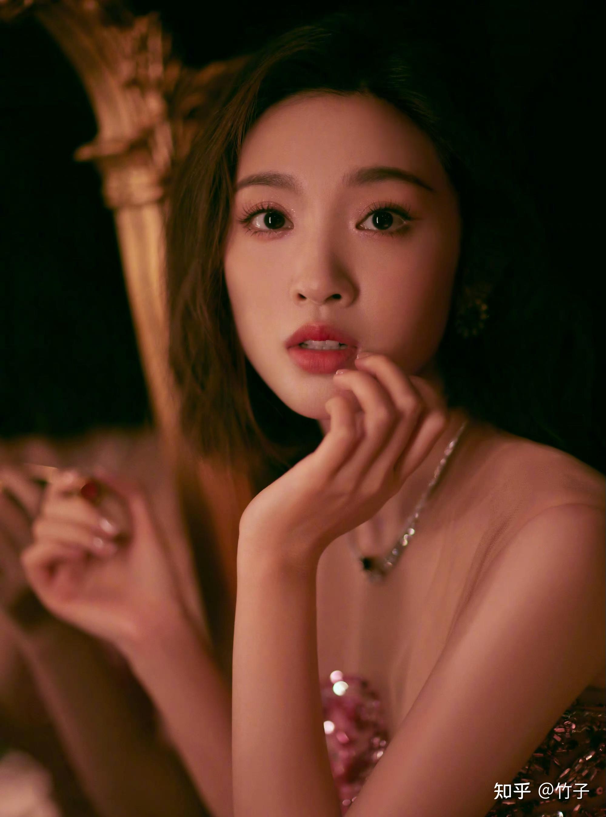 唐艺昕最新美照分享,红宝石首饰配梅子色亮片裙优雅妩媚相得益彰