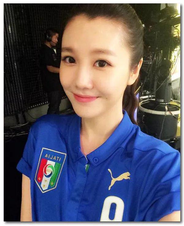 刘语熙身穿西班牙球衣自拍 在意大利和哥斯达黎加的小组赛中,刘语熙穿