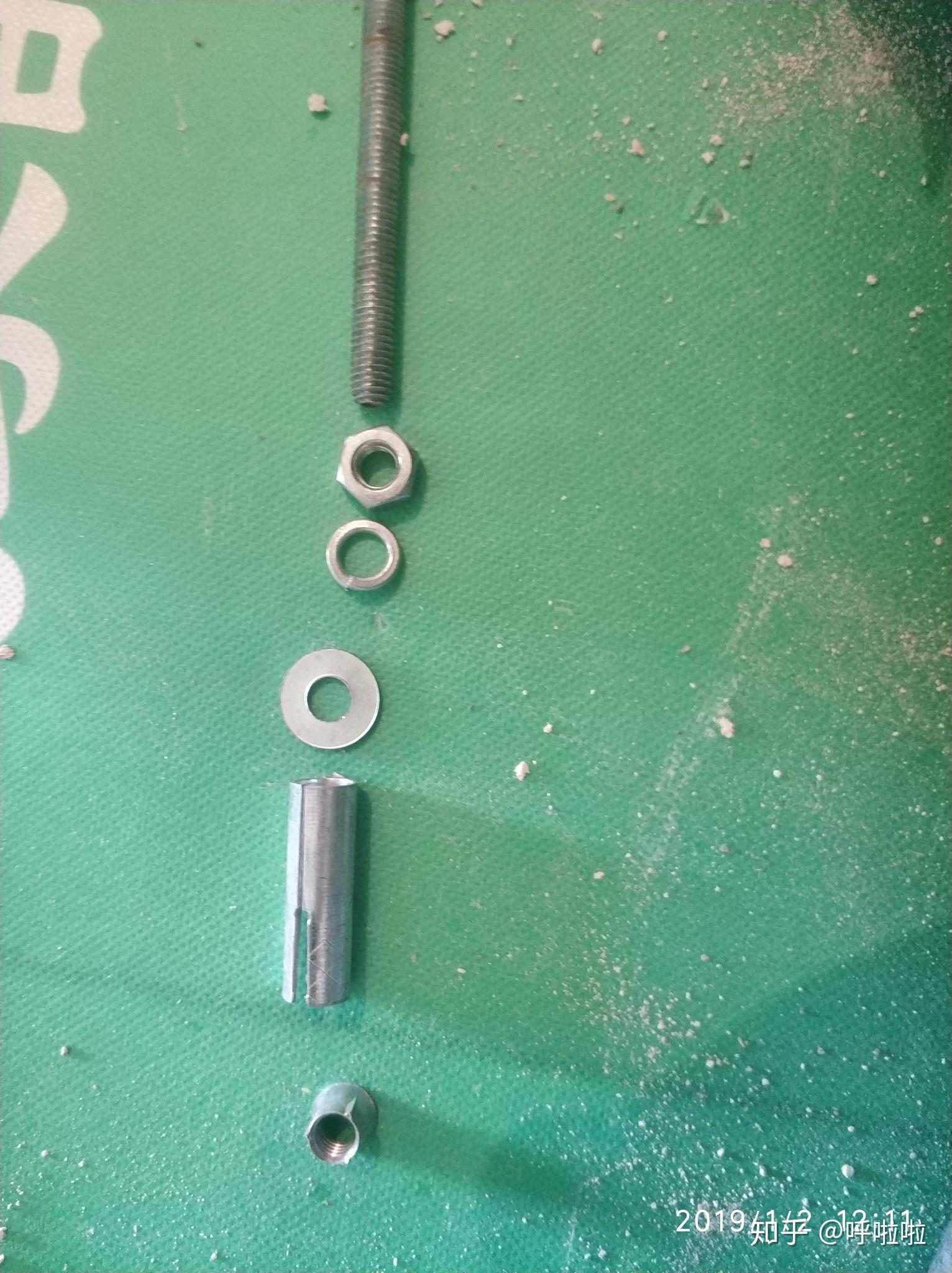 膨胀螺栓安装先放垫片还是先装套筒