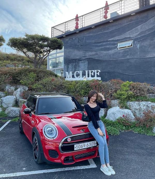 Mini Cooper 正妹女销售颜值高，九头身好比例让人想立刻买车 Facebook-第18张