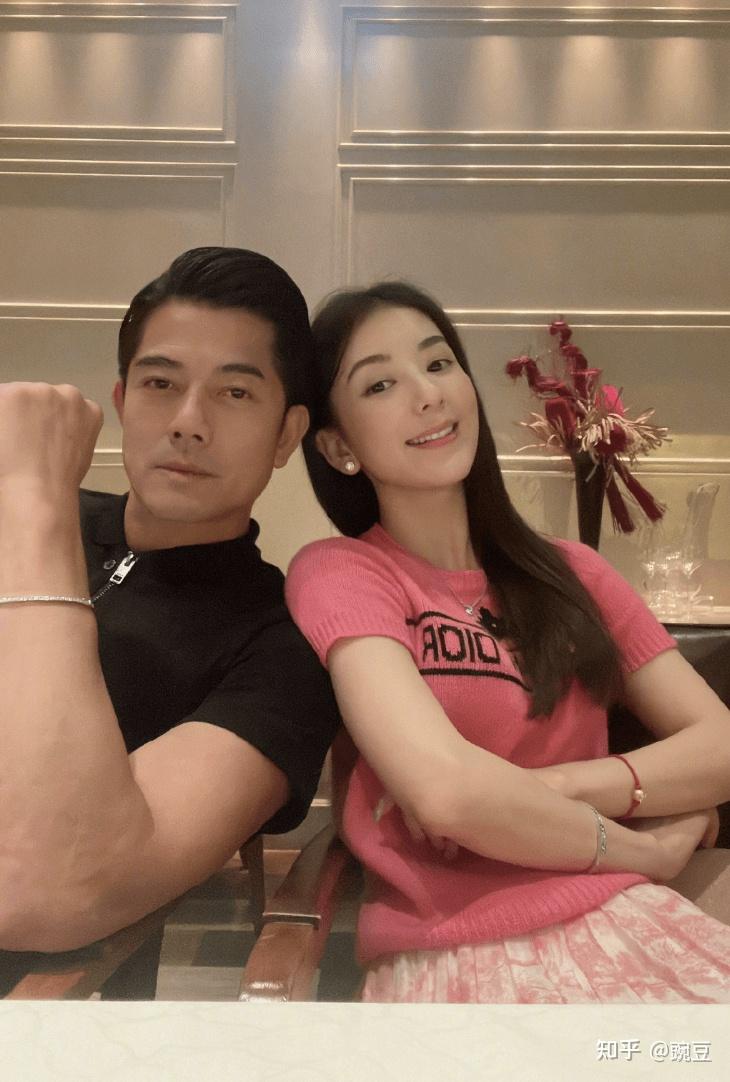 方媛春节晒全家福,57岁郭富城头发乌黑,俩女儿一个像爸一个像妈-方媛是郭富城娶的第几个老婆