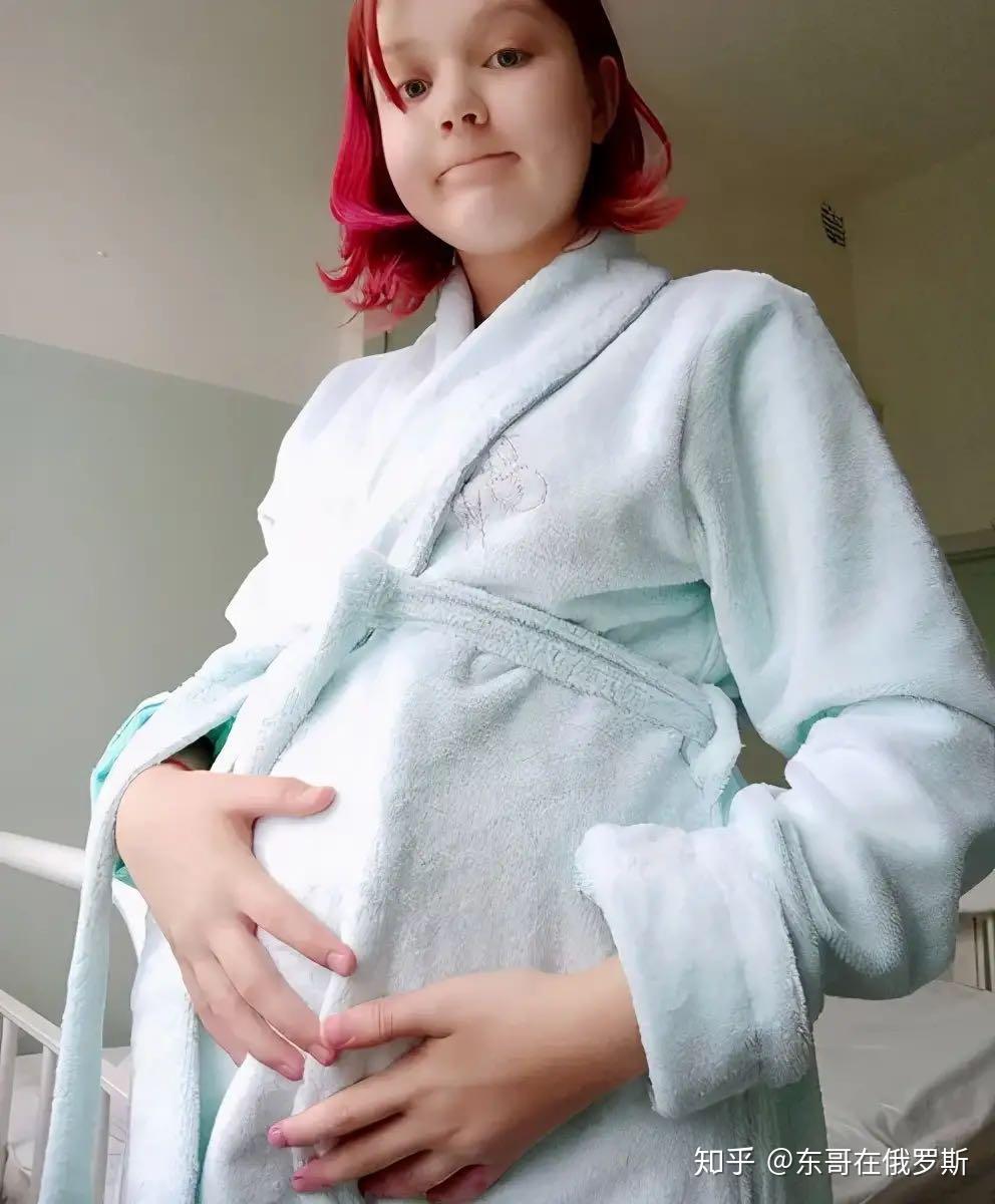 少女无知14岁生子放冰箱俄罗斯妈妈忽略孩子十月怀胎