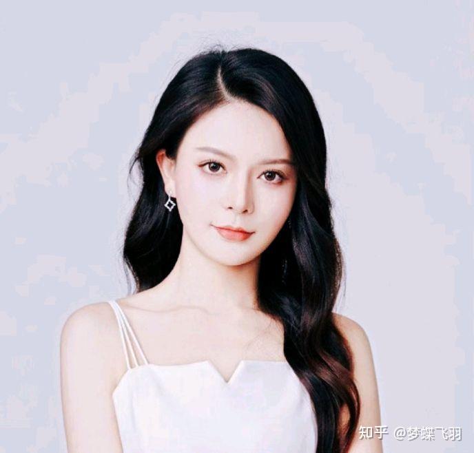 00后主持周薇薇变脸引网友激辩:美的定义谁说了算?