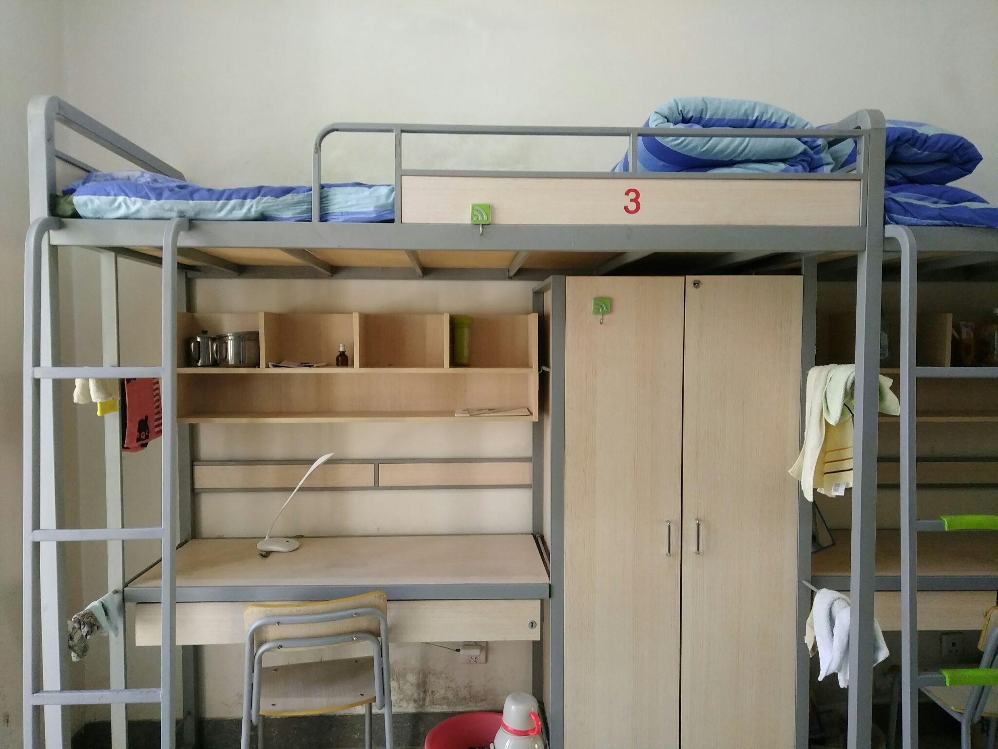 大学生上床下桌宿舍怎么简单布置