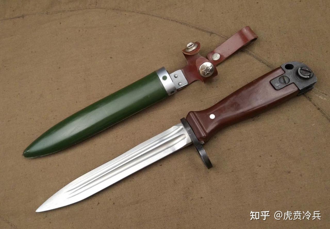 81式刺刀比较特殊,它的刀板比较厚而且呈十字形,它是刀式刺刀和钉式